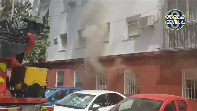 Ocho heridos, entre ellos un bombero, en el incendio de una vivienda en la calle Lorenzo Leal