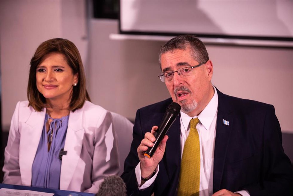 El presidente electo de Guatemala, Bernardo Arévalo, y su 'número dos', Karin Herrera