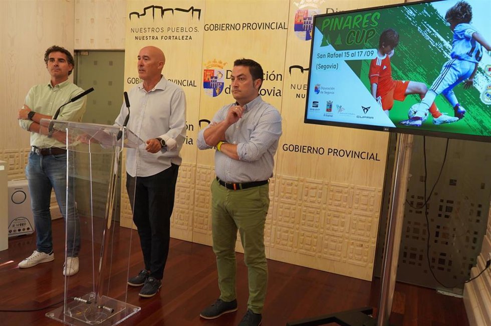 El diputado delegado de Deportes, Óscar Moral (centro), con el diputado y alcalde del Espinar, Javier Figueredo (dcha) y el director de La 'Pinares Cup', José Luis González Casaus