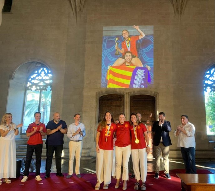 Archivo - La presidenta del Govern, Marga Prohens, y las principales autoridades de Baleares recibiendo a las campeonas de fútbol femenino con la Selección española Cata Coll y Mariona Caldentey en la Llotja de Palma
