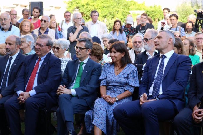 El ministro de la Presidencia, Relaciones con las Cortes y Memoria Democrática en funciones, Félix Bolaños, participa en el homenaje a 'La Nueve' en París junto a la la alcaldesa de París, Anne Hidalgo, y el alcalde de Kiev, Vitali Klichkó.