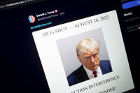 Trump vuelve a X (Twitter) por primera vez desde 2021 y publica su fotografía policial tomada en Georgia