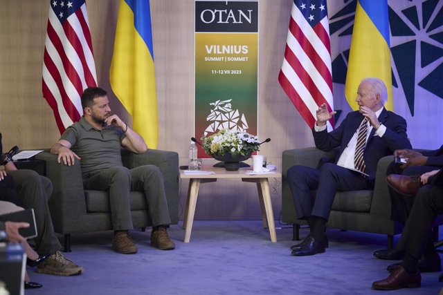 Archivo - Imagen de archivo del presidente de Ucrania, Volodimir Zelenski, y su homólogo estadounidense, Joe Biden