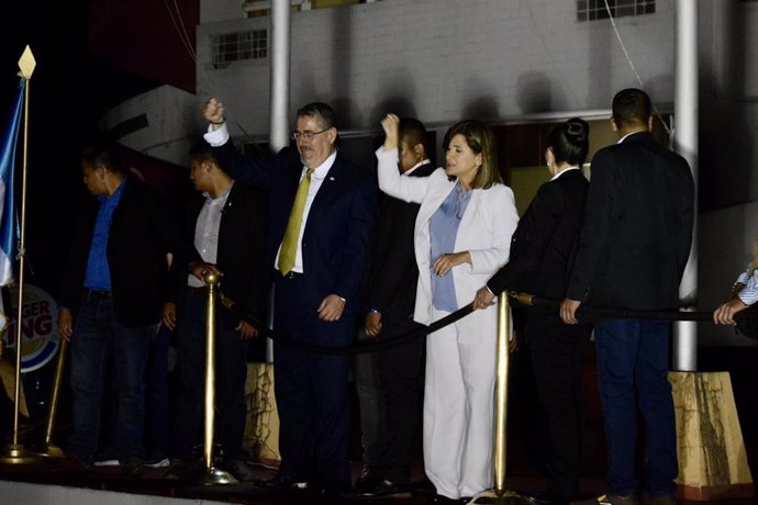 El presidente electo de Guatemala, Bernardo Arévalo, y su 'número dos', Karin Herrera