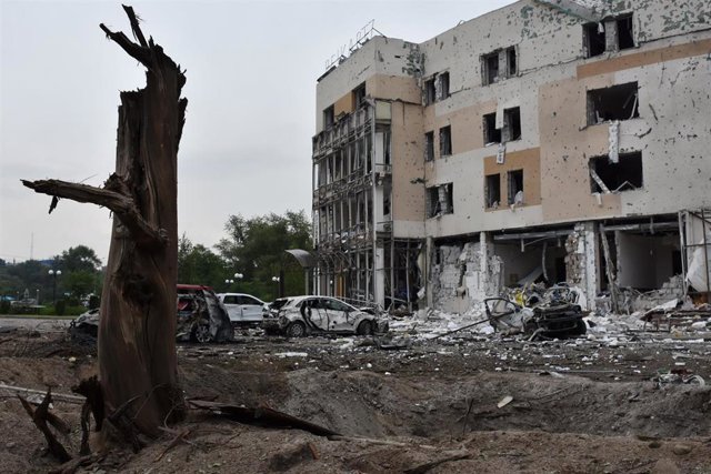 Los escombros de un hotel en Zaporiyia tras un bombardeo ruso.