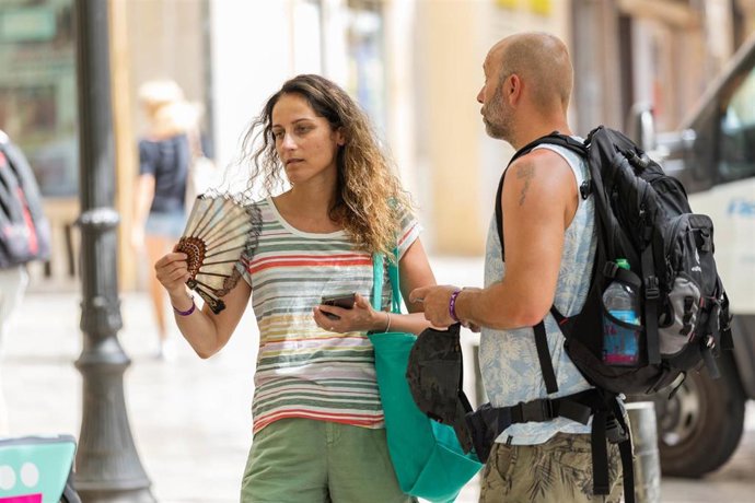 Archivo - Una mujer con un abanico, a 11 de julio de 2023, en Palma de Mallorca, Mallorca, Baleares (España). 