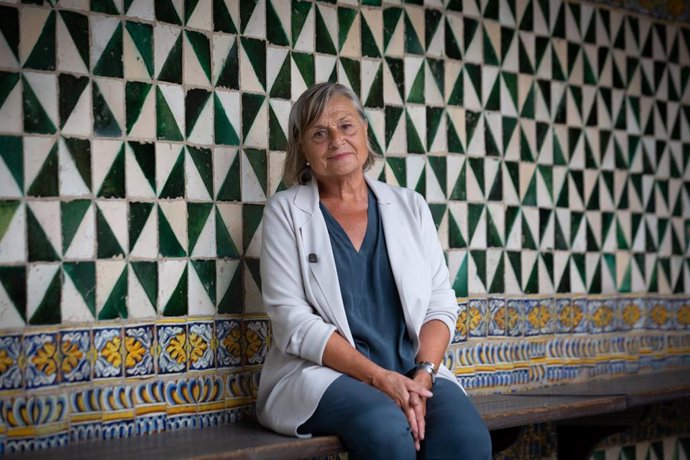 Archivo - La nueva presidenta del Institut d'Estudis Catalans (IEC), Teresa Cabré, posa después de su elección por los miembros del pleno de la institución con 198 votos a favor de los 216 totales, en el IEC, a 3 de junio de 2021, en Barcelona, Cataluny