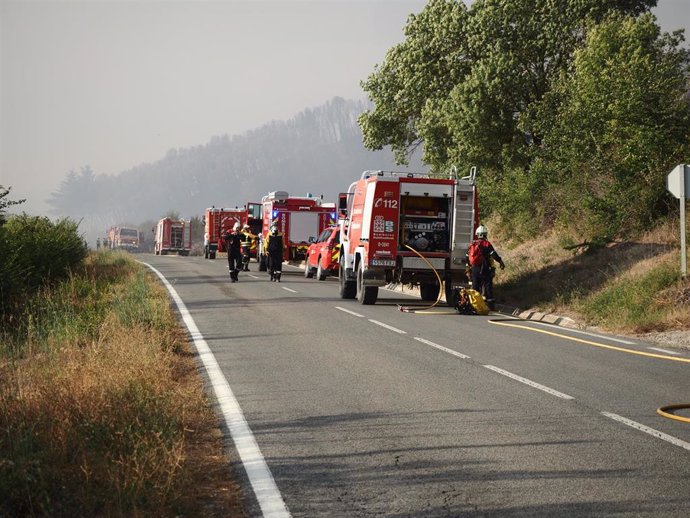 Varios camiones de bomberos trabajan en la extinción del incendio, a 24 de agosto de 2023, en Artajona, Navarra (España).