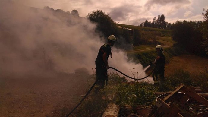 Bomberos sofocan un incendio de restos vegetales en una nave ganadera de Ruiseñada