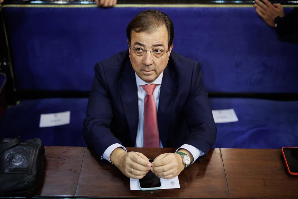 El expresidente de la Junta de Extremadura, Guillermo Fernández Vara, propuesto por el PSOE como vicepresidente del Senado, en el hemiciclo de la Cámara Alta antes de la Sesión Constitutiva, a 17 de agosto de 2023, en Madrid (España). El Congreso de los