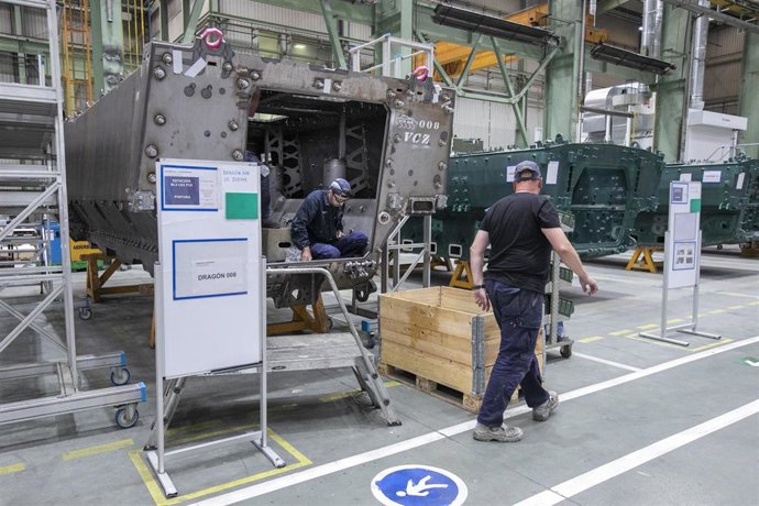 Archivo - Operarios trabajan en la fábrica General Dinamics, a 9 de septiembre de 2022, en Trubia, Asturias (España). 