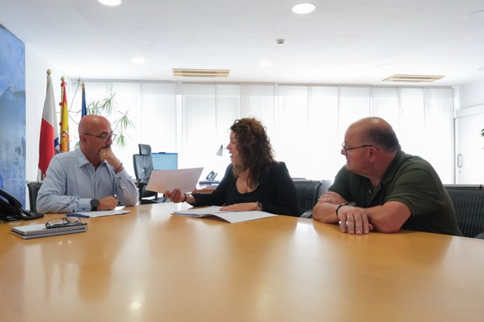 El consejero de Salud, César Pascual, recibe a la alcaldesa de Valle de Villaverde, Esther Gómez