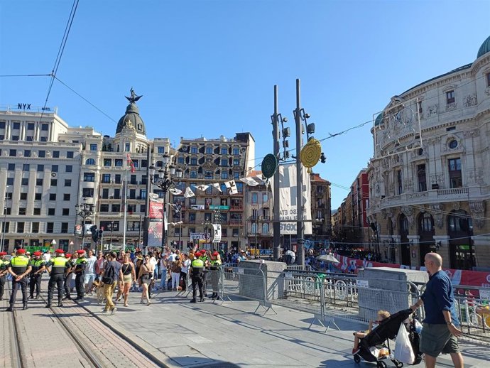 La Policía municipal de Bilbao desplegada en el Puente del Arenal 