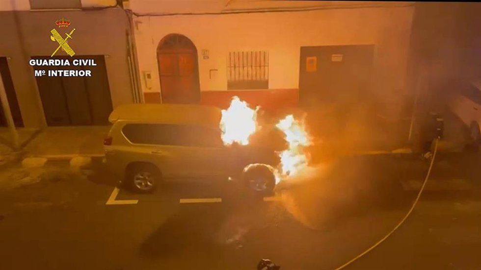 Detienen a dos personas en Melilla por quemar el coche de un guardia civil como represalia por acciones policiales.