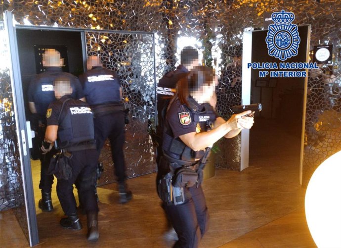 Agentes de la Policía Nacional realizan un simulacro ante incidente AMOK en el centro de ocio Odiseo
