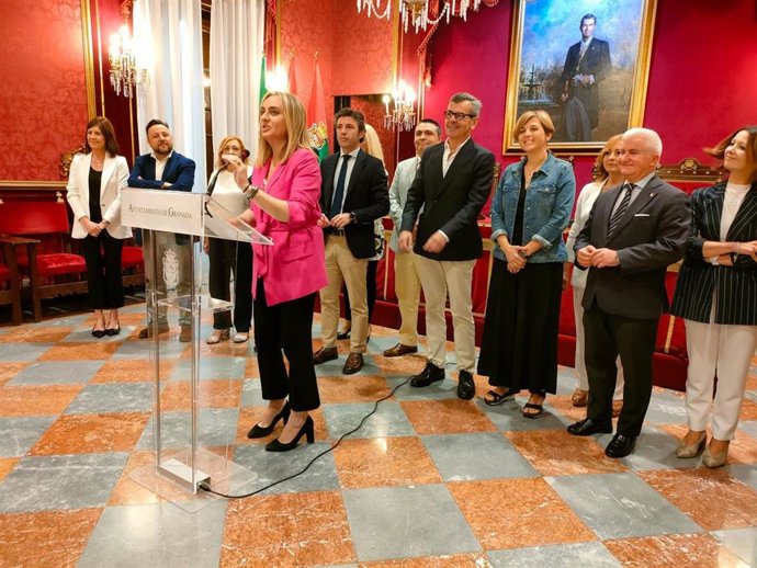 Archivo - Marifrán Carazo, en imagen de archivo con su equipo en el Ayuntamiento de Granada