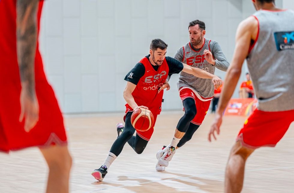 Darío Brizuela y Rudy Fernández en un entrenamiento con la selección española antes del Mundobasket 2023.