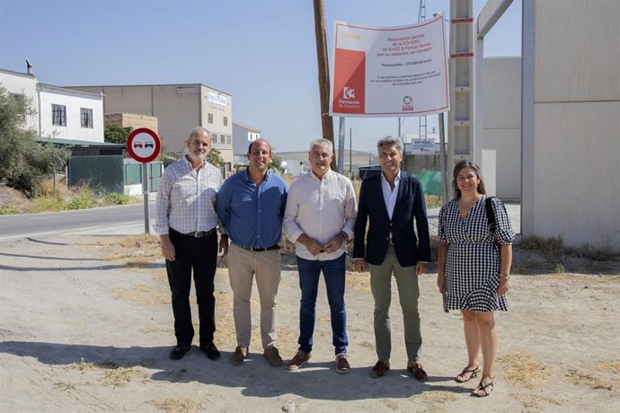 Andrés Lorite (segundo por la derecha) visita las obras de mejora en la CO-3203, 'De N-432 a Fernán Núñez por su Estación'.