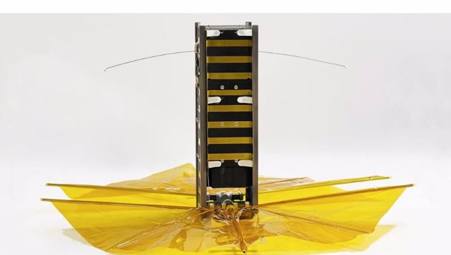 SBUDNIC, un satélite cúbico del tamaño de una hogaza de pan con una vela de arrastre hecha de película de poliimida Kapton, diseñado y construido por estudiantes de Brown, reingresó a la atmósfera de la Tierra cinco años antes de lo previsto.