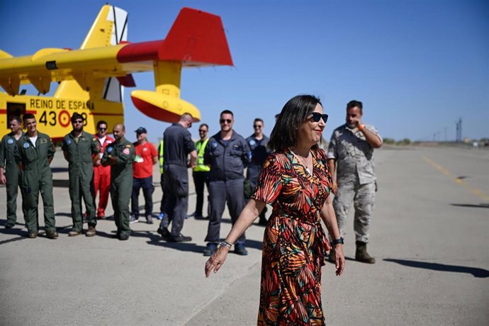 La ministra de Defensa en funciones, Margarita Robles, durante su visita a la Base Aérea de Zaragoza, a 11 de agosto de 2023, en Zaragoza, Aragón (España). Durante su visita a la Base Aérea, la ministra ha ido al Destacamento del 43 Grupo del Ejército d