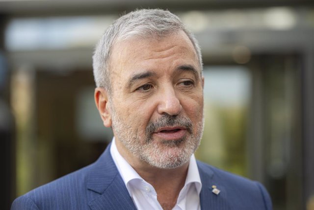 Archivo - L'alcalde de Barcelona, Jaume Collboni, atén als mitjans a la seva sortida de la capella ardent de l'historietista Francisco Ibáñez en el Tanatori Sancho d'Àvila, a 16 de juliol de 2023, a Barcelona, Catalunya (Espanya)
