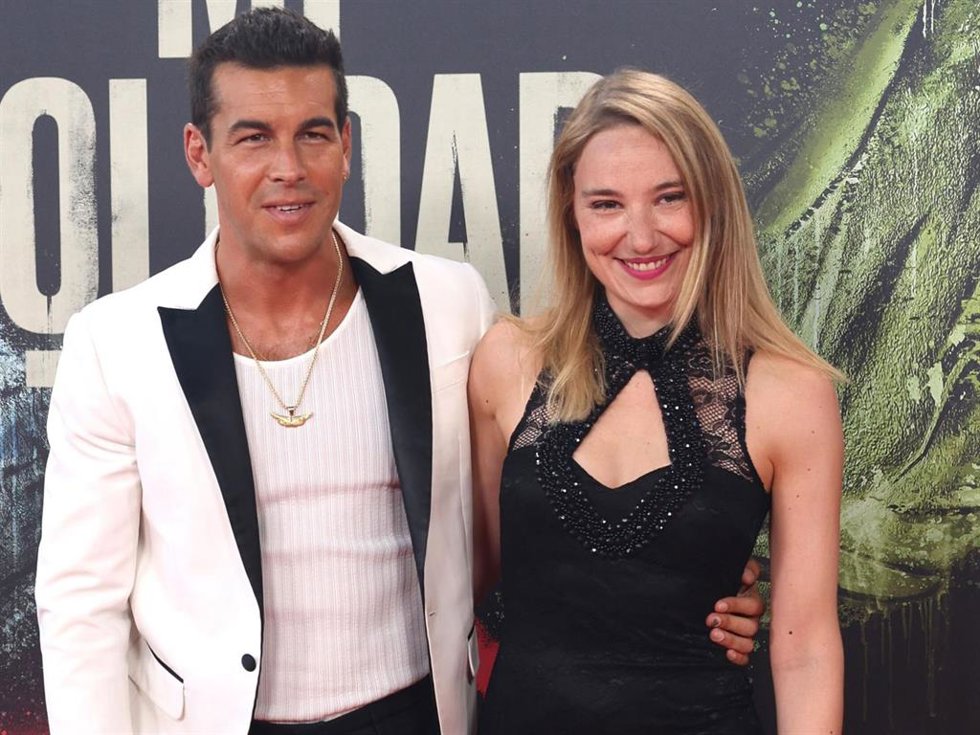 Mario Casas,  y la actriz Deborah Franoise en la premiere de Mi soledad tiene alas