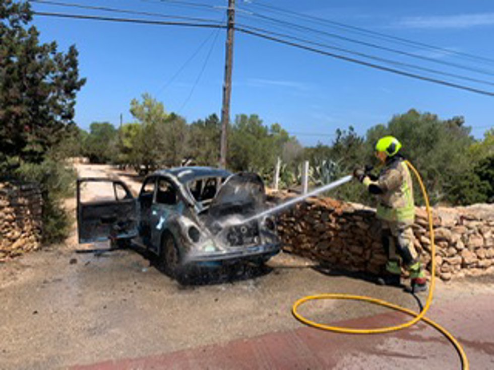 Coche calcinado en Formentera.