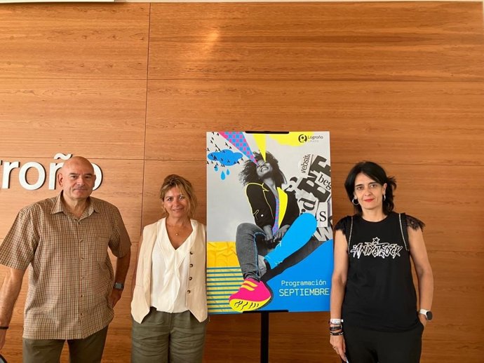 El técnico de Juventud, Jesús esteban, y las conceales de Juventud, Laura Arrieta y  de Familia, Patricia Sainz, presentan la progranación de la Gota de Leche para septiembre