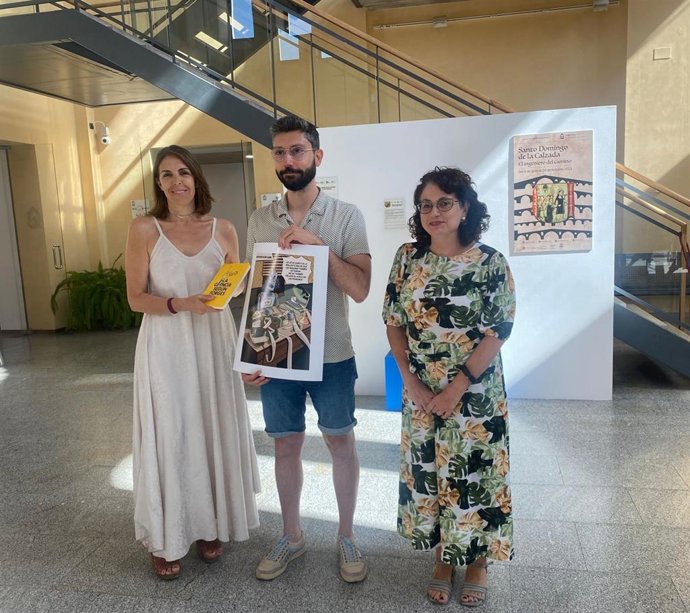 El ganador del consurso, Rodrigo Valdelvira, la concejala de Cultura del Ayuntamiento de Logroño, Rosa Fernández, y la directora de la Casa de las Ciencias, Dolores Fernández.