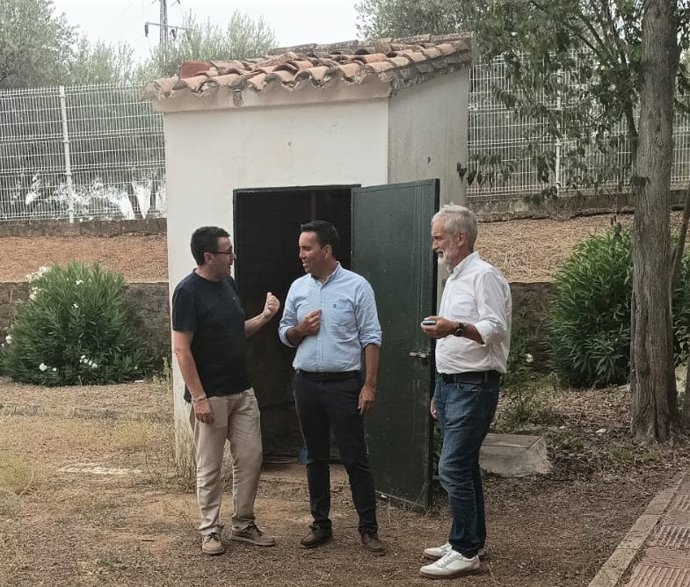 El diputado provincial de Servicios Públicos Supramunicipales de la Institución Provincial, Gonzalo Domínguez, junto a munícipes de Las Navas, comprueba las obras de abastecimiento.