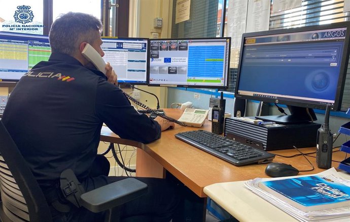 Un agente de la Policía Nacional.