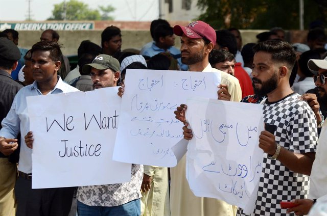 August 20, 2023, Peshawar, Peshawar, Pakistan: Members of the Christian minority hold placards as they shout slogans during a protest against mob attacks that erupted the day before in Jaranwala, near Faisalabad, in Peshawar, Pakistan, 20 August 2023. Arm
