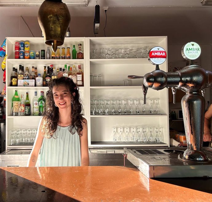 La impulsora de 'Feito en Monlora', Victoria García Casajús, en la barra del bar de la piscina donde trabaja