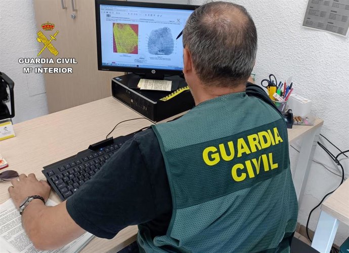 Un agente de la Guardia Civil trabaja en la operación 'Galeano'
