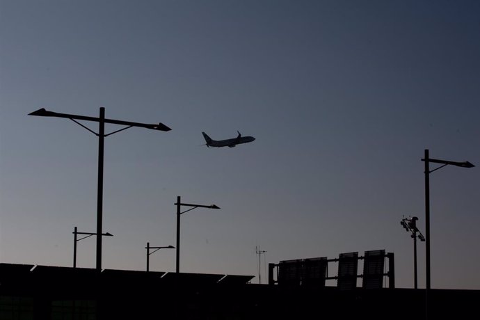 Archivo - Un avión sobrevuela el Aeropuerto de Barcelona-El Prat, a 19 de noviembre de 2021, en El Prat de Llobregat, Barcelona, Catalunya (España).