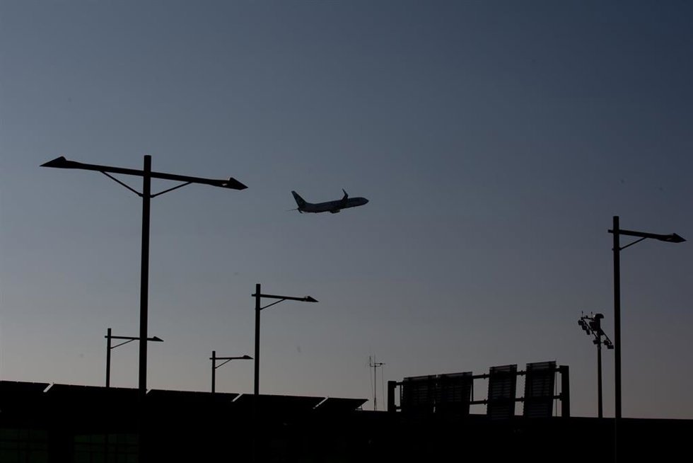 Archivo - Un avión sobrevuela el Aeropuerto de Barcelona-El Prat, a 19 de noviembre de 2021, en El Prat de Llobregat, Barcelona, Catalunya (España).