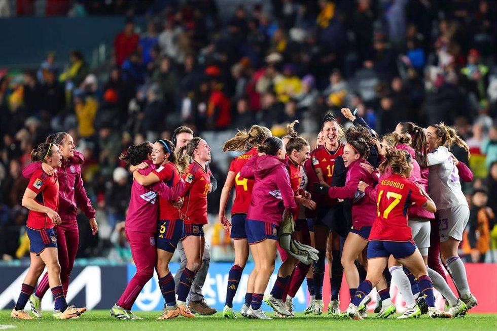Team Spain celebrates after winning the FIFA Women's World Cup 2023 Semi Final soccer match between Spain and Sweden in Auckland, New Zealand, Tuesday, August 15, 2023. (AAP Image/Aaron Gillions) NO ARCHIVING, EDITORIAL USE ONLY