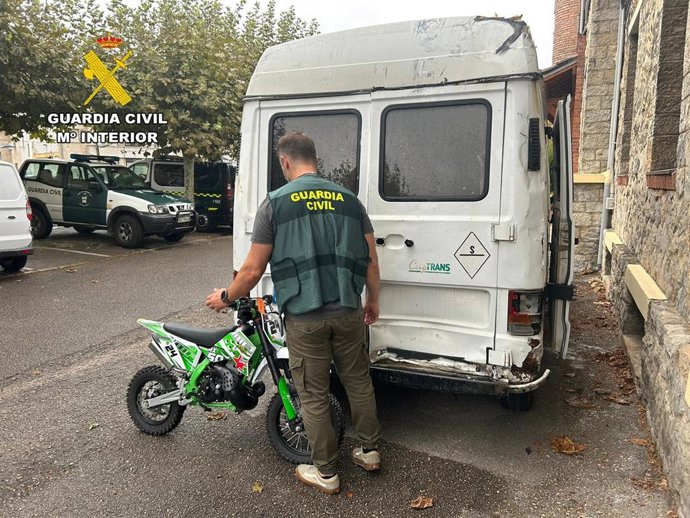 Furgoneta robada empleada en dos alunizajes en naves de Parbayón y Los Tánagos y un ciclomotor sustraído en uno de ellos