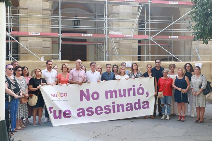 Minuto de silencio de la Corporación Municipal a las puertas del Ayuntamiento en repulsa por el último asesinato por violencia de género en Andalucía, una vecina de Motril.