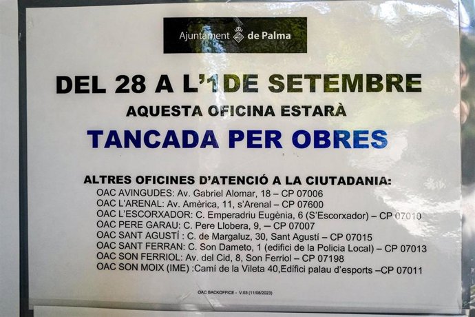 Cartel de cierre por obras en la oficina de gestión tributaria municipal y la OAC de Santa Eullia (Palma).