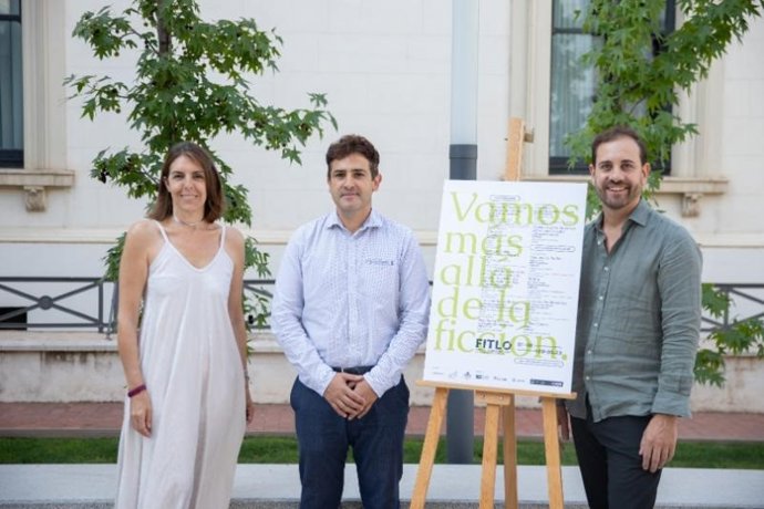 El director general de Cultura, Roberto Iturriaga; la concejala de Cultura del Ayuntamiento de Logroño, Rosa Fernández; y el director del festival, Jorge Tesone, presentan FITLO