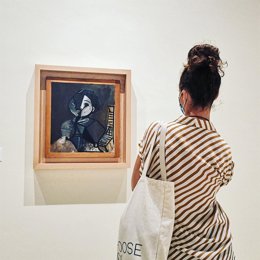 Una visitante contempla la obra 'Claude en marrón y blanco' (Vallauris, 1960), en las salas del Museo Picasso Málaga