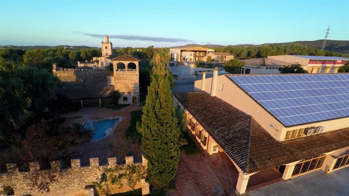 Imatge aria de la planta solar en la Cava Jaume Serra de Vilanova i la Geltrú (Barcelona)