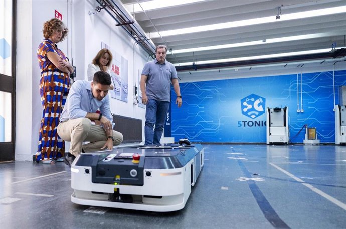 La viceconsejera de universidades, Ana Ramírez (3i); la directora general de investigación e innovación tecnológica, Ana Cremades (1i), y el consejero de Educación, Ciencia y Universidades de la Comunidad de Madrid, Emilio Viciana (c), durante su visita