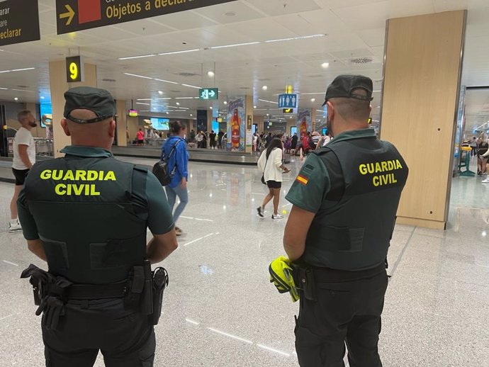 Agentes de la Guardia Civil en el aeropuerto de Ibiza.