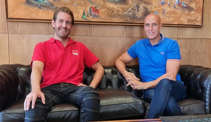 El alcalde de León, José Antonio Diez, junto con el aventurero Jesús Nieto, en la recepción.