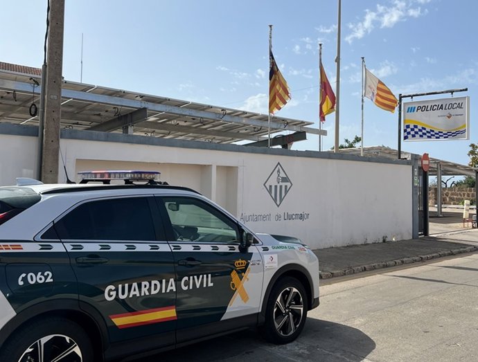 Coche patrulla de la Guardia Civil frente al cuartel de la Policía Local de Llucmajor.
