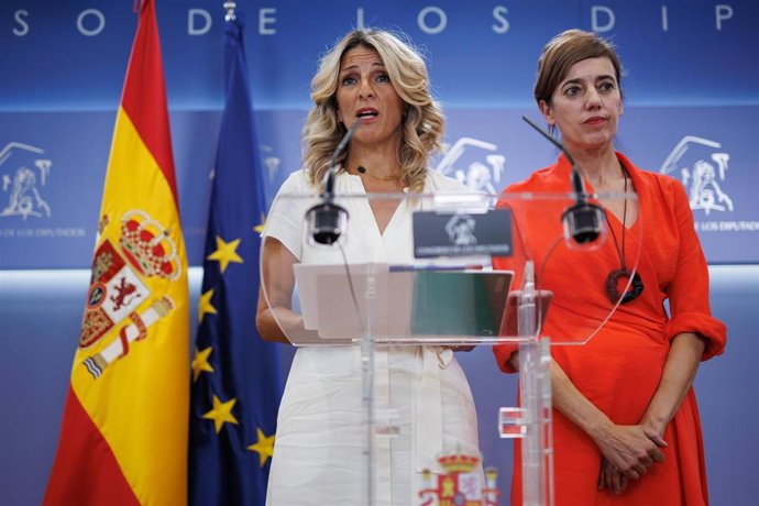 La vicepresidenta segunda en funciones y líder de Sumar, Yolanda Díaz (i), y la portavoz parlamentaria de Sumar, Marta Lois (d), en una rueda de prensa
