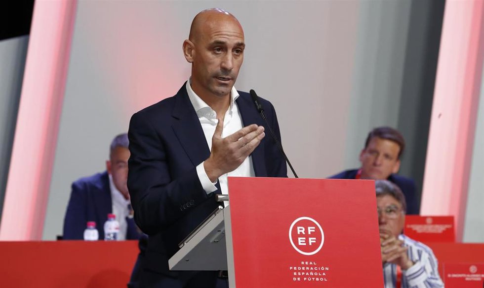El presidente de la Real Federación Española de Fútbol (RFEF), Luis Rubiales, ofrece una rueda de prensa en la Asamblea General Extraordinaria, en la Ciudad del Fútbol de Las Rozas, a 25 de agosto de 2023, en Madrid (España). 