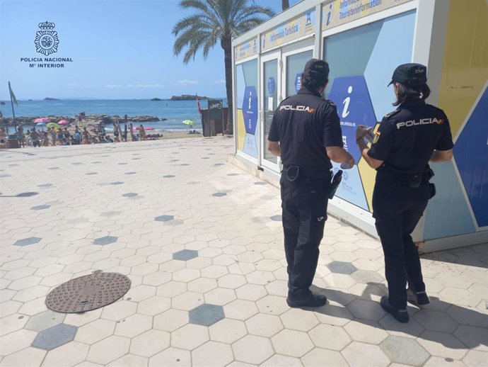 Dos agentes de Policía Nacional en Ibiza.
